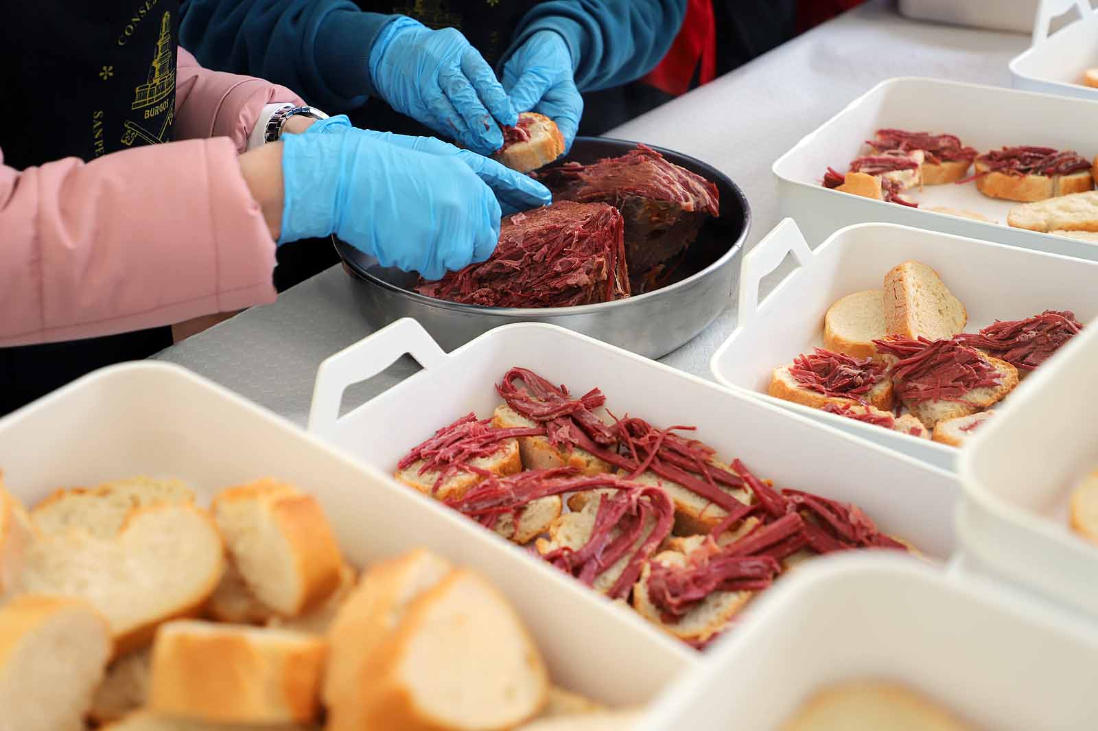 Así ha sido, en imágenes, el tracional reparto de cecina