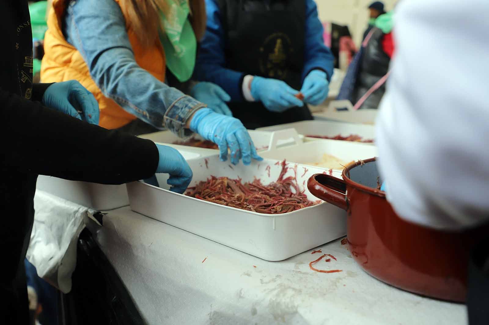 Así ha sido, en imágenes, el tracional reparto de cecina