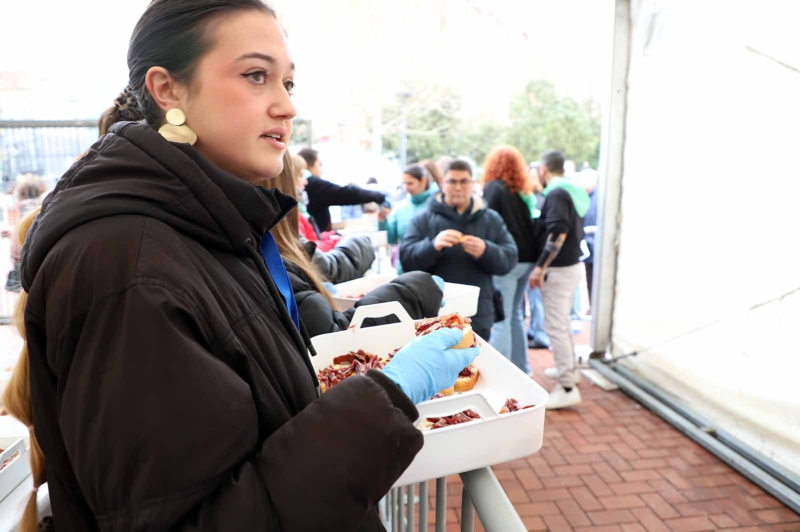 Así ha sido, en imágenes, el tracional reparto de cecina
