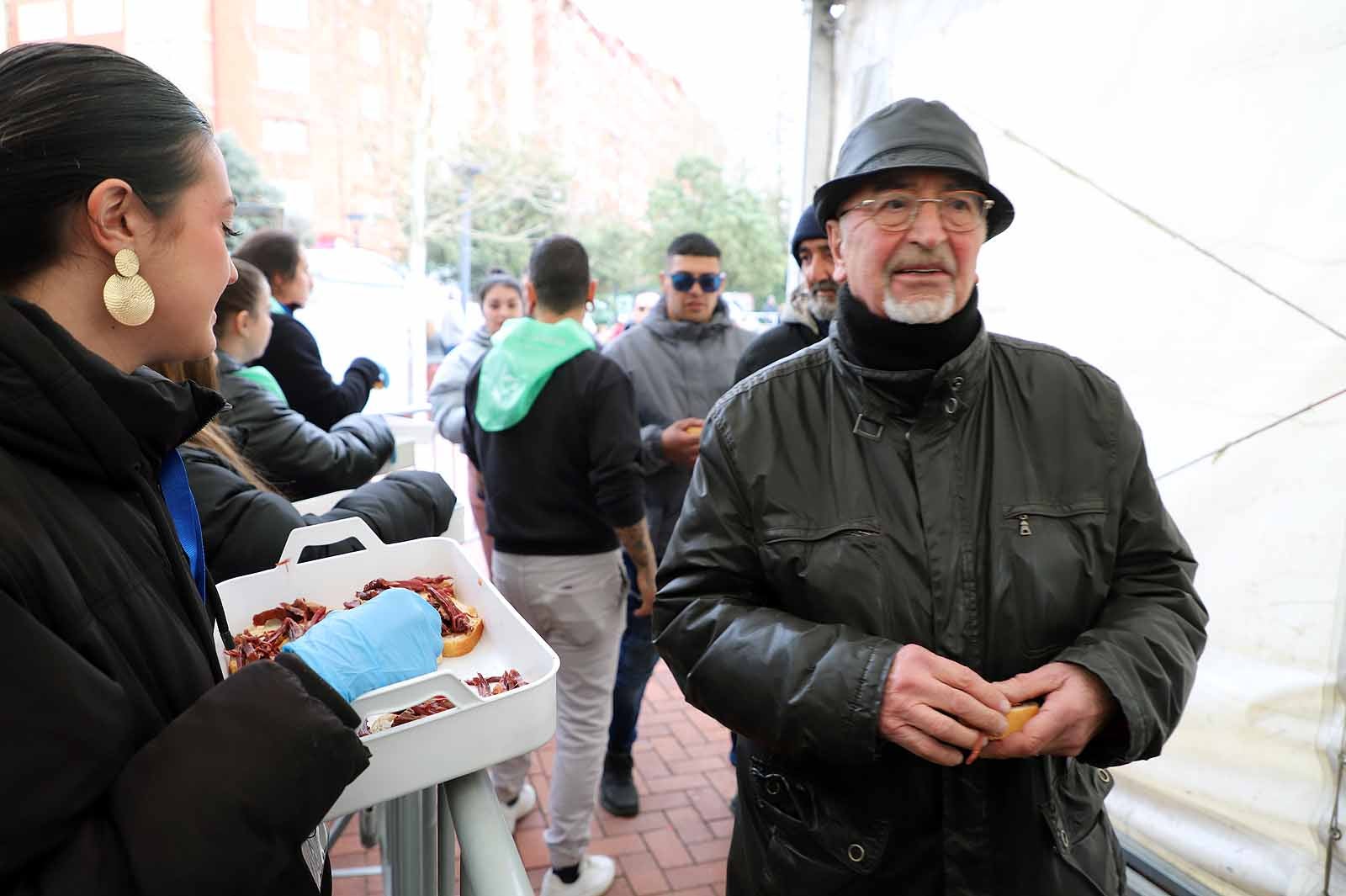 Así ha sido, en imágenes, el tracional reparto de cecina