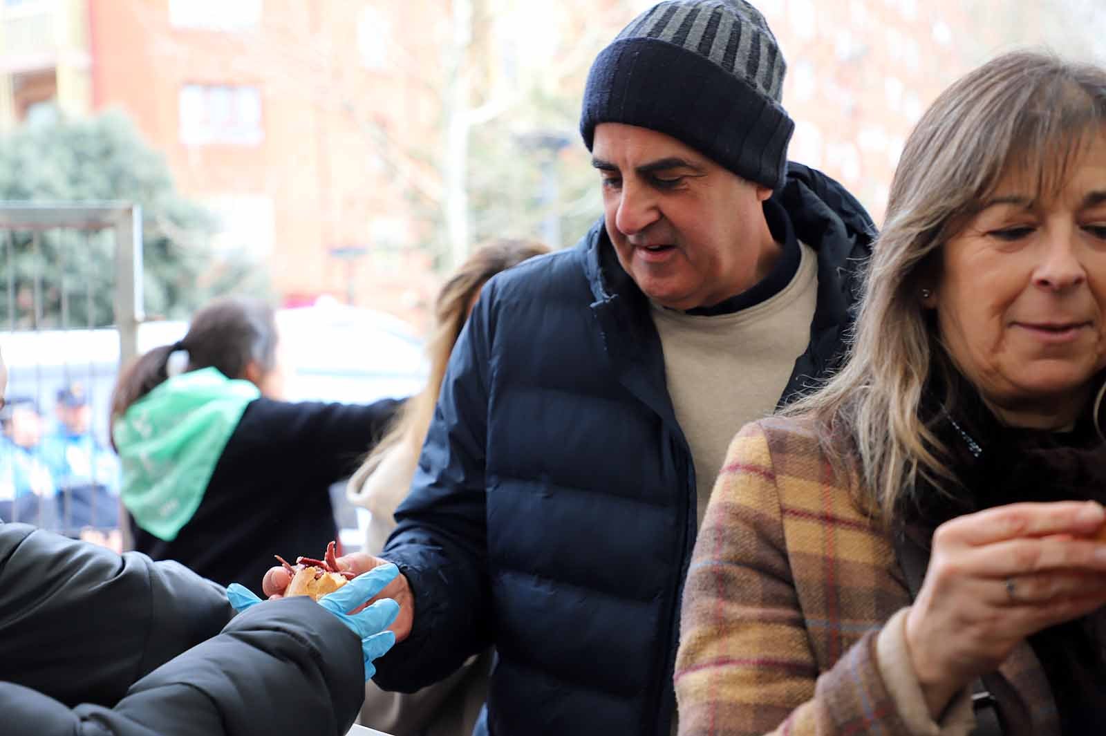 Así ha sido, en imágenes, el tracional reparto de cecina