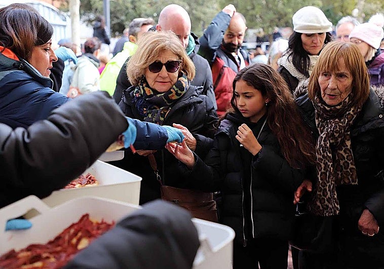 Los burgaleses se acercaron a probar la tradicional cecina.