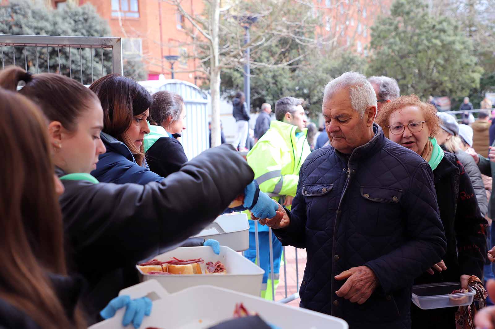 Así ha sido, en imágenes, el tracional reparto de cecina