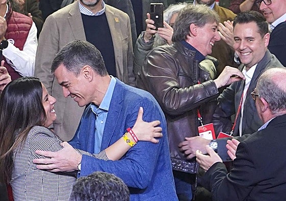 De la Rosa y Martínez, en segundo plano tras el presidente del Gobierno, Pedro Sánchez, en el Congreso Autonómico del PSOE.