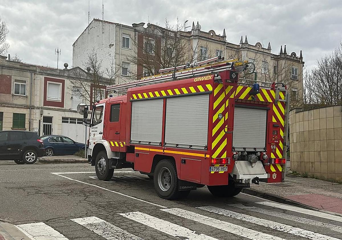 Imagen principal - Los Bomberos de Burgos seguían trabajando en el lugar al amanecer. 