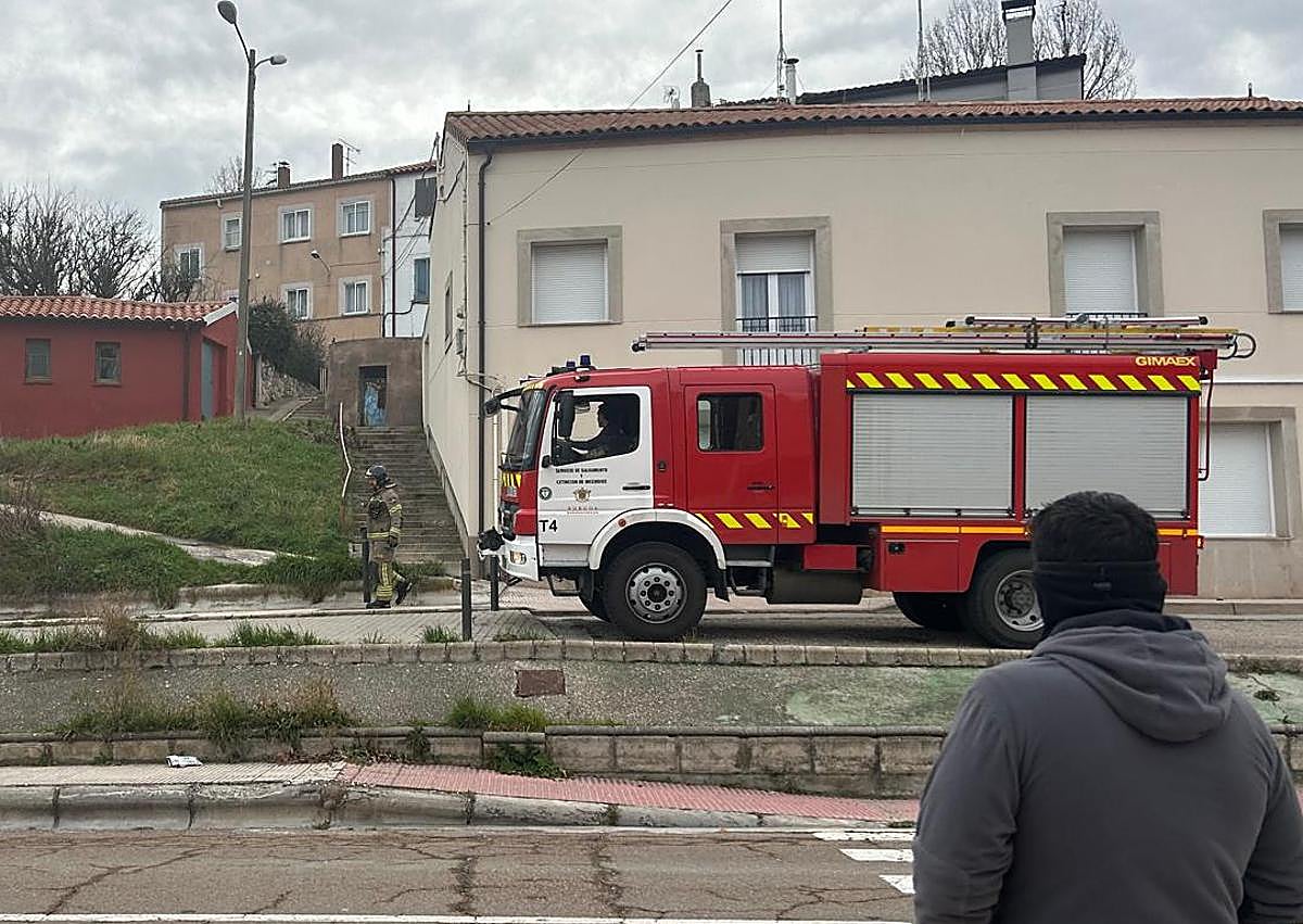 Imagen secundaria 1 - Los Bomberos de Burgos seguían trabajando en el lugar al amanecer. 