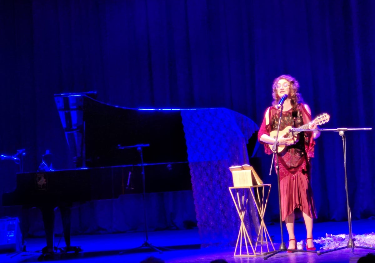 Carmen París interpretó su repertorio en la Casa de Cultura