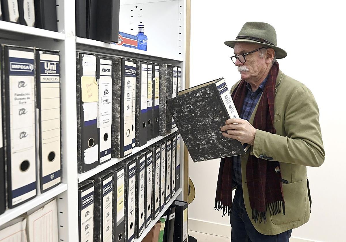 Eudald Carbonell con parte de su archivo.