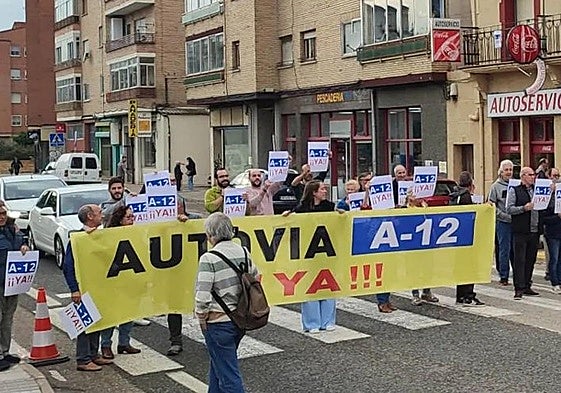 Imagen de archivo de vecinos de Belorado frente a los dos pasos de peatones