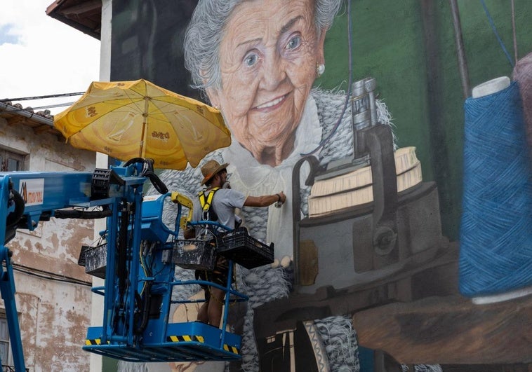 Momento en el que se elabora un gran mural en Pradoluengo.
