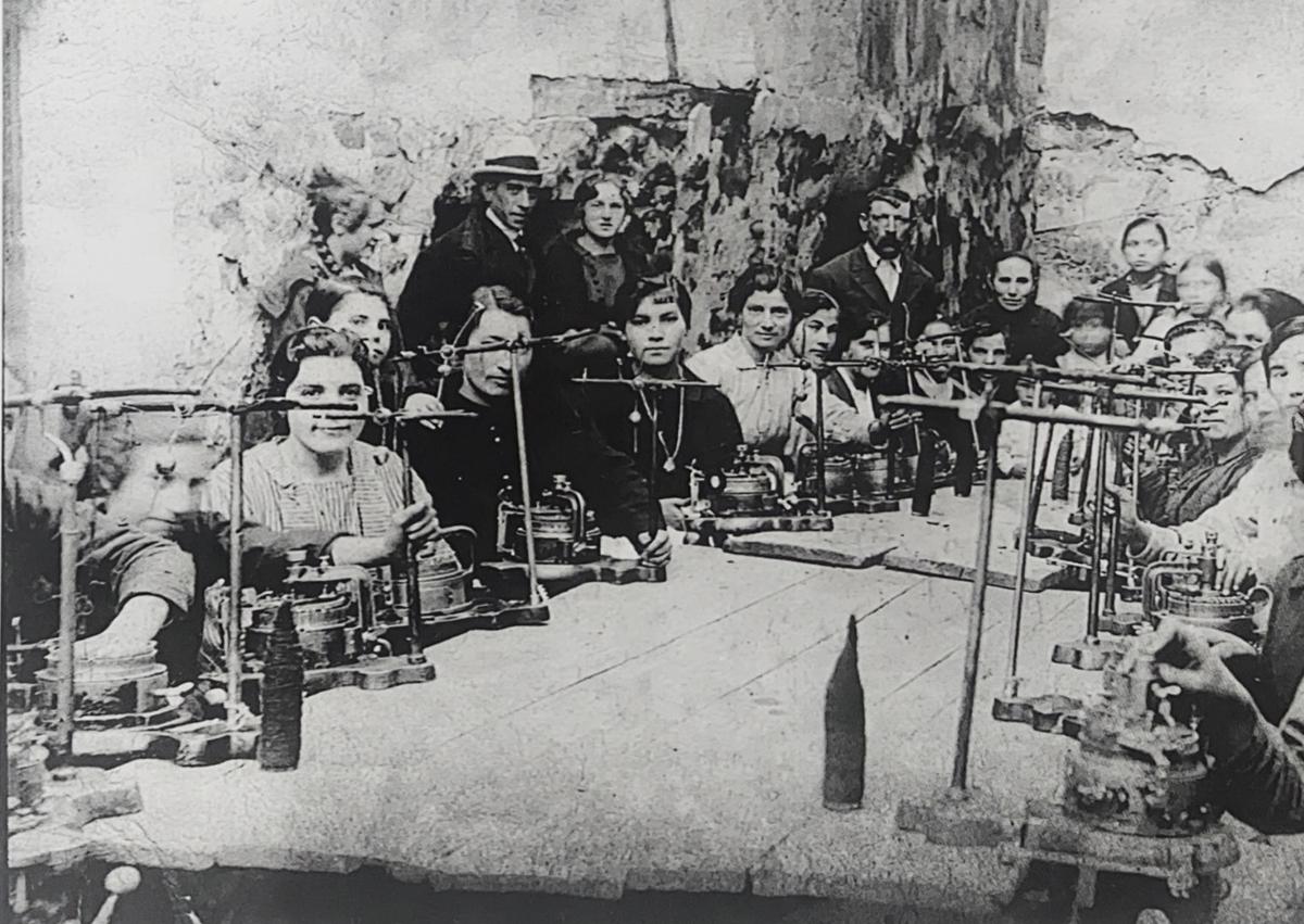 Imagen secundaria 1 - Imágenes antiguas del pasado textil de Pradoluengo y el mural actual. 