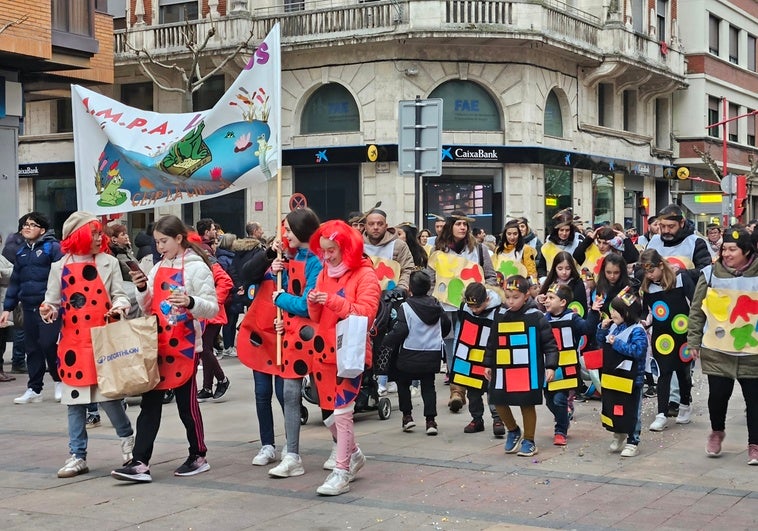 Los escolares desfilaron con disfraces confeccionados a mano