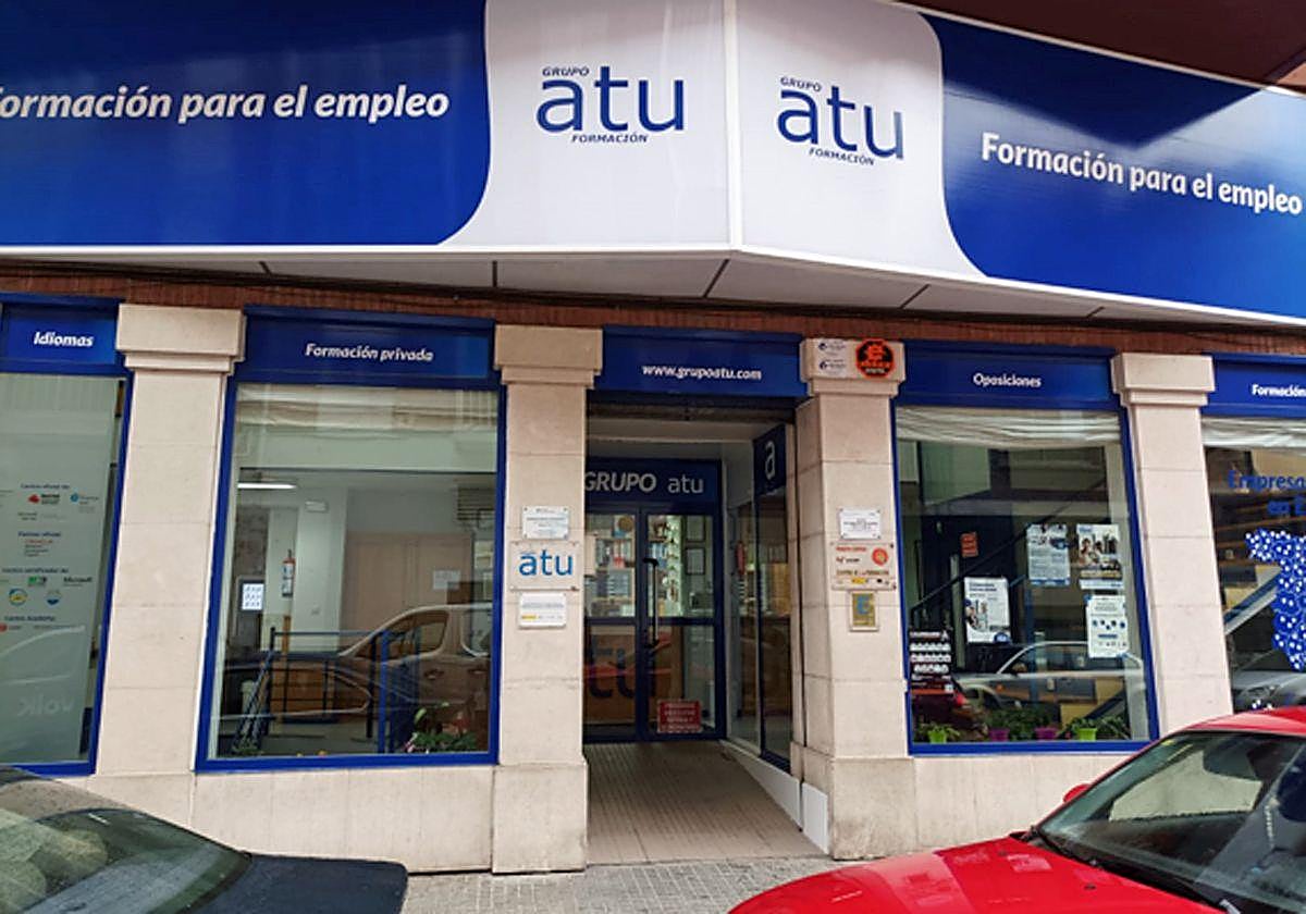 Fachada principal de la academia de formación Grupo AT.