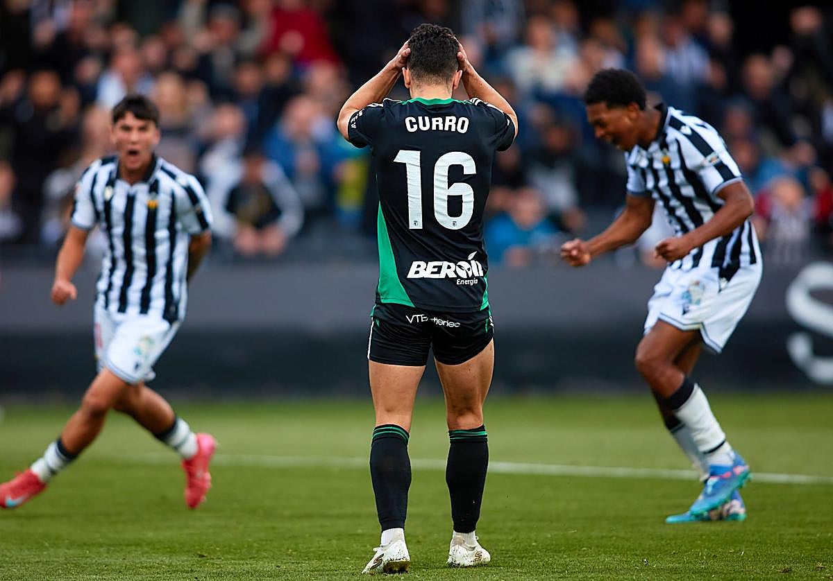 Curro, cabizbajo tras fallar un penalti en el descuento.