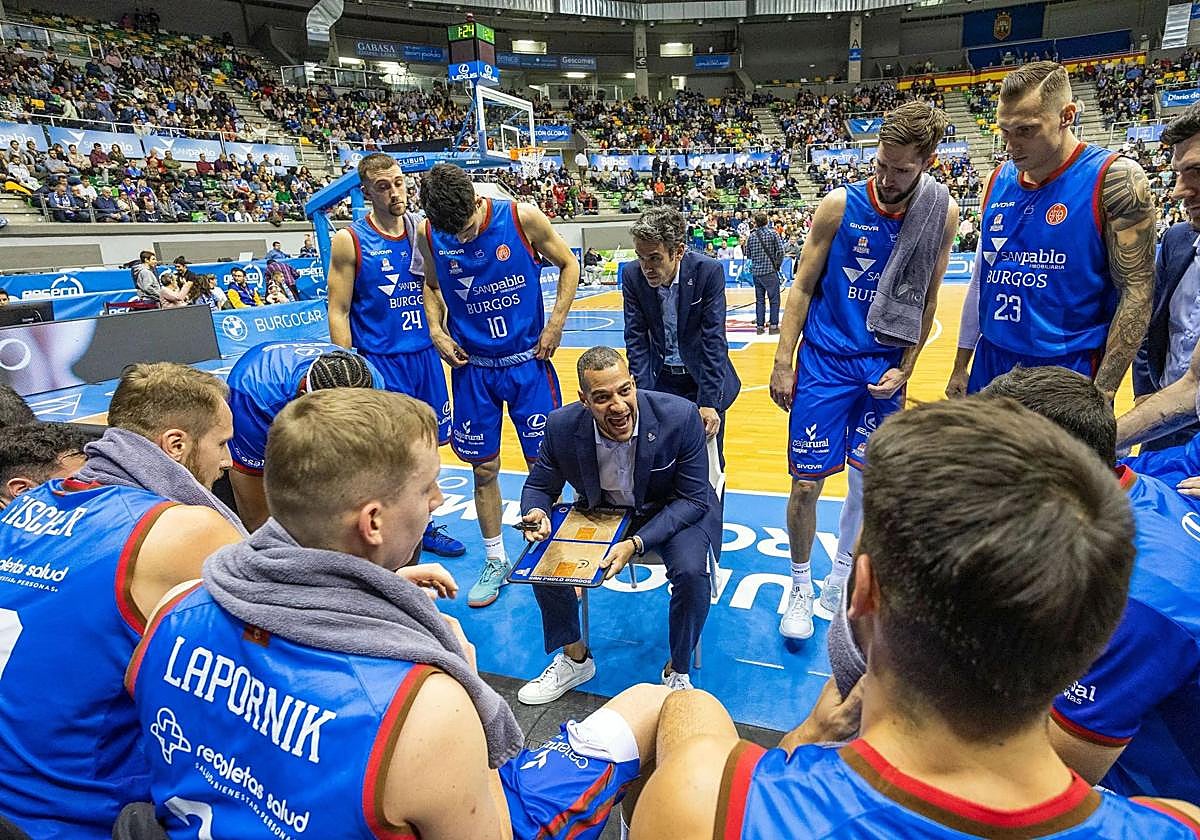 Savignani, dirigiendo a su equipo frente al HLA Alicante en el Coliseum.