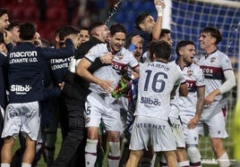 El Levante, con Elgezabal en primer plano, celebrando la agónica victoria frente al Eldense.