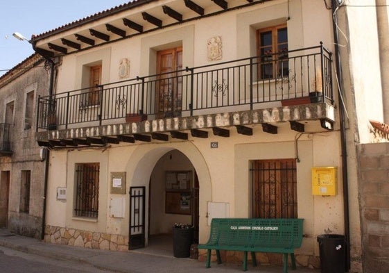 Vista del bar y el Ayuntamiento de Contreras, en Burgos.