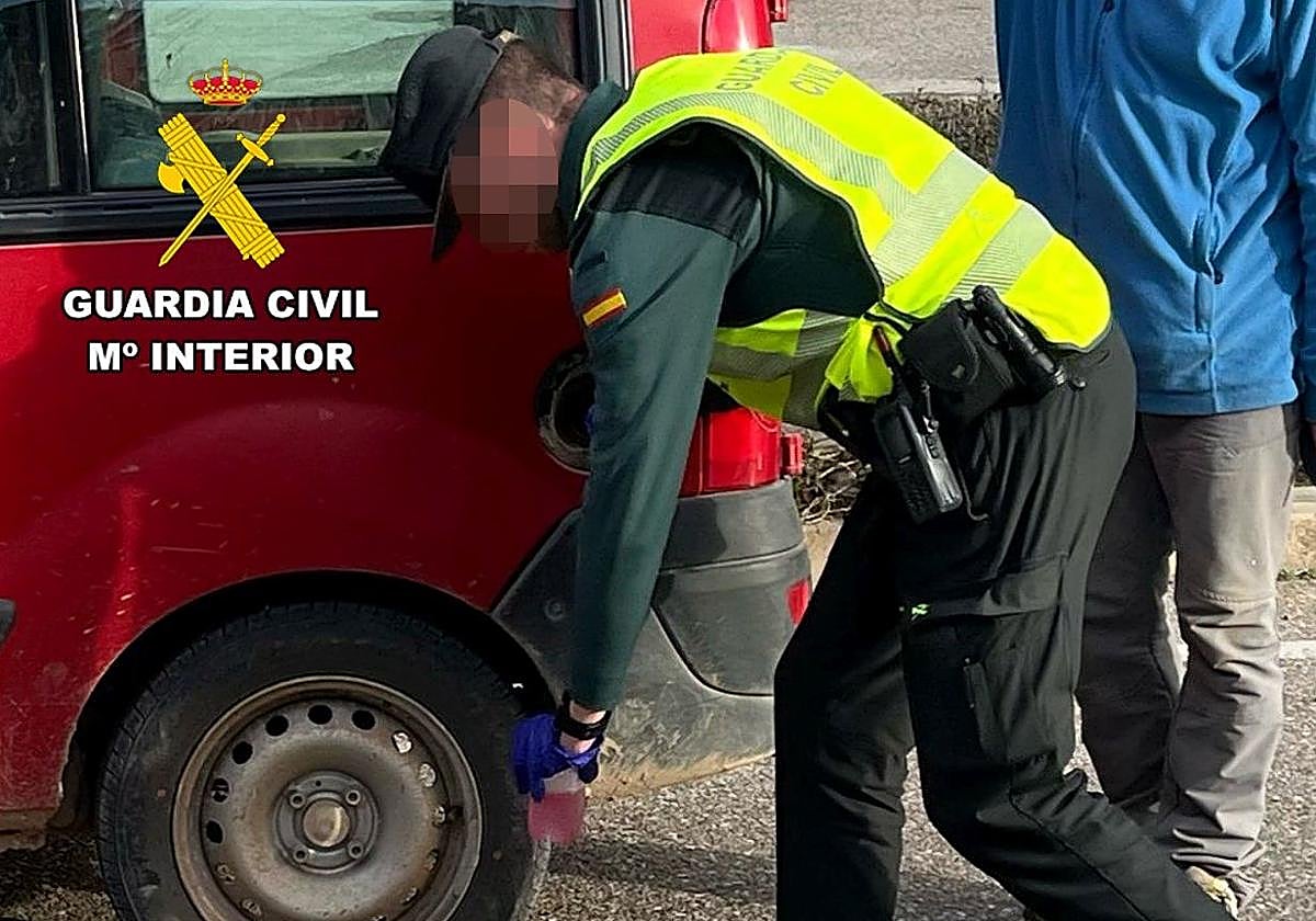 La Guardia Civil de Burgos realiza las pruebas para detectar gasóleo fraudulento.