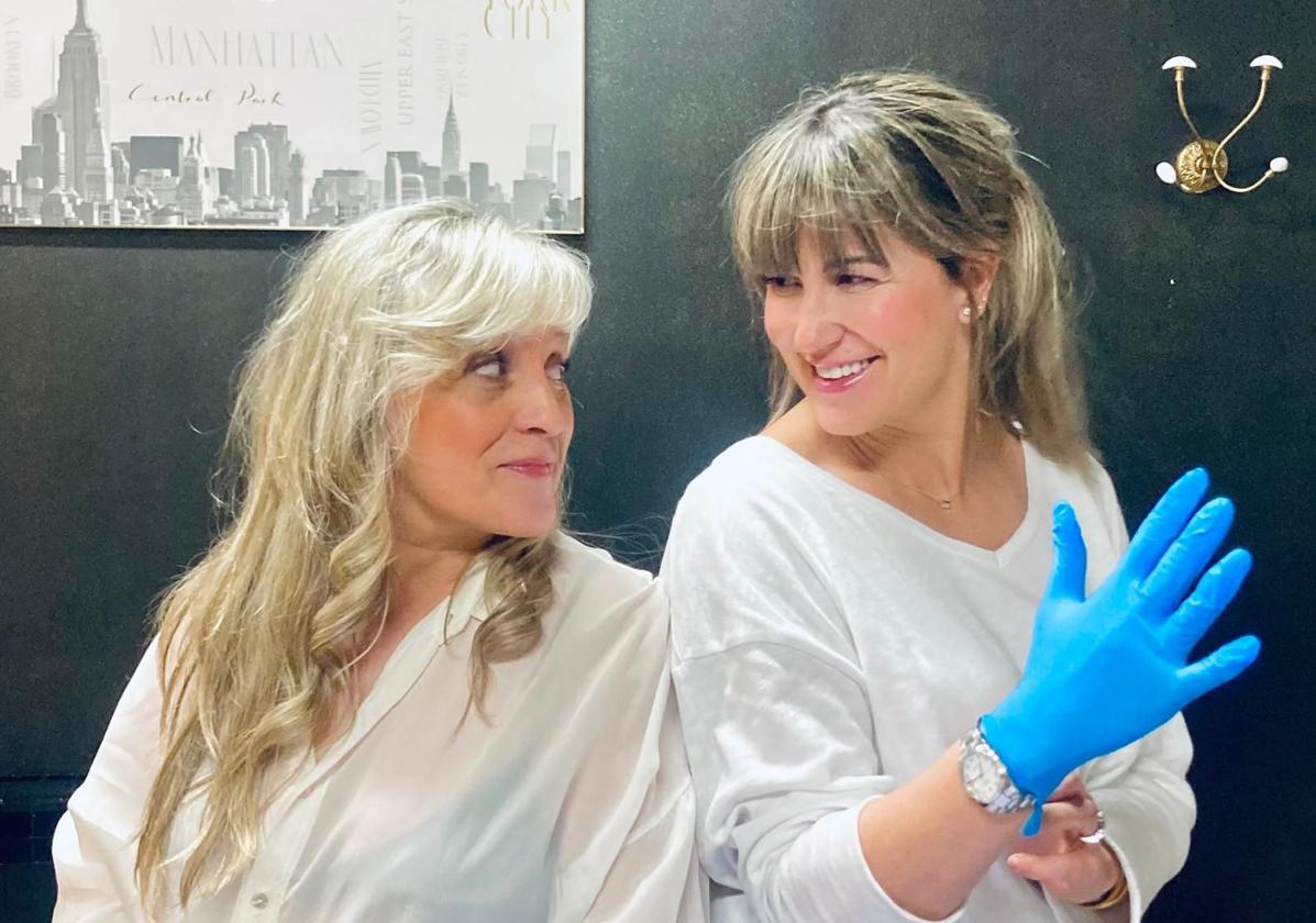 Marta Gómez, especialista en tratamientos estéticos, junto a la doctora Lorena Martín Galán.