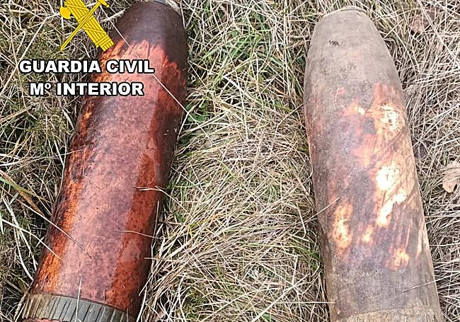 Los dos proyectiles en el campo.