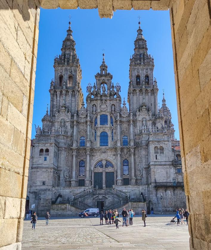 Imagen secundaria 2 - Catedral de Santiago de Compostela y la capilla del Santo Cristo de Burgos.