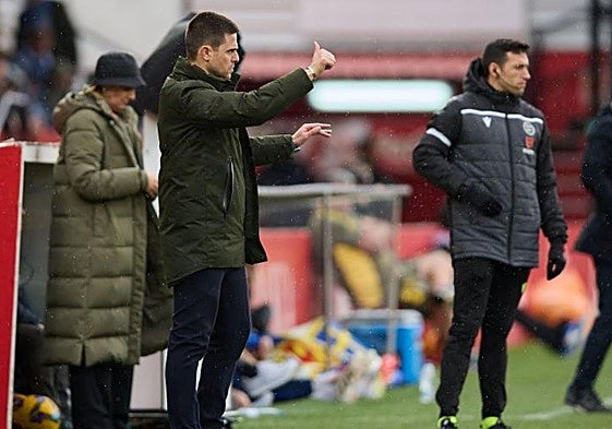 Alessio Lisci, entrenador del Mirandés durante el partido.