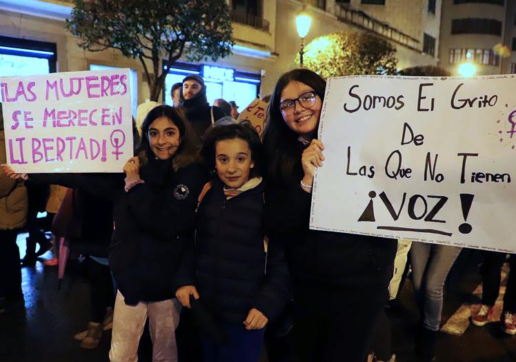 Jóvenes durante la manifestación del 8M en Burgos.