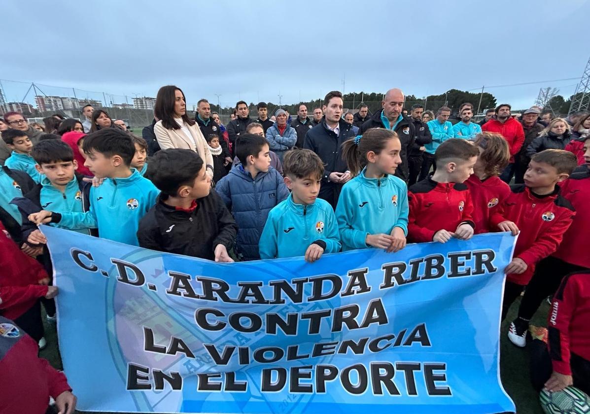 El alcalde de Aranda de Duero en la concentración de apoyo al árbitro agredido.