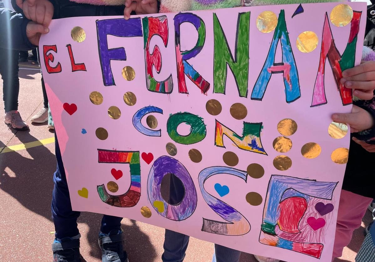 Uno de los carteles de apoyo creado por los alumnos.