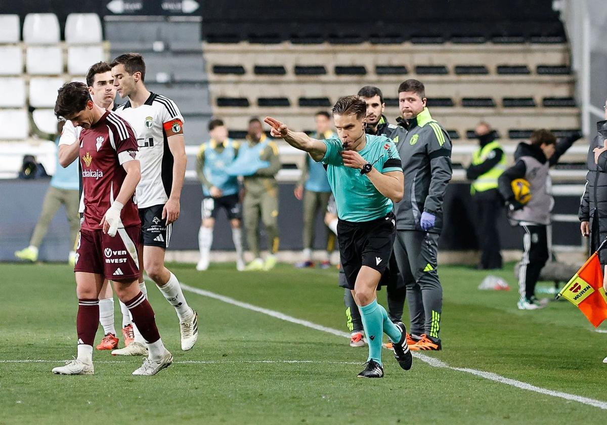 Muñiz Muñoz señala el penalti a favor del Burgos CF.