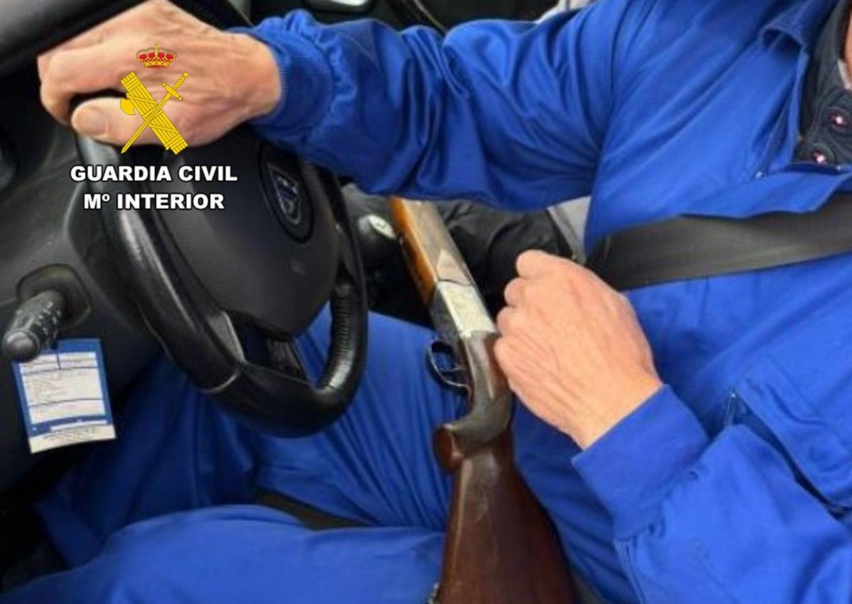 Imagen secundaria 1 - Pillado en Burgos mientras conducía con una escopeta cargada para cazar sin permiso en un coto