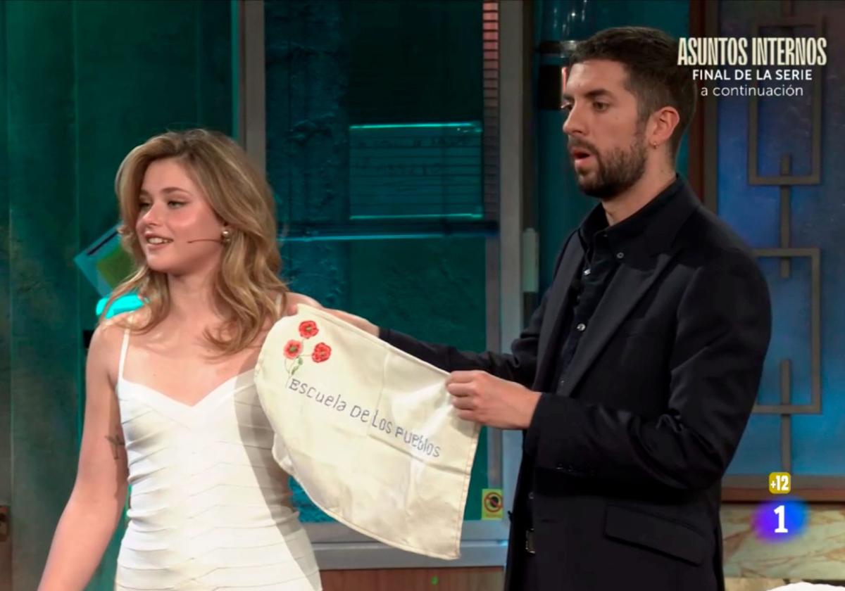 Nicolle Wallace y David Broncano en La Revuelta.