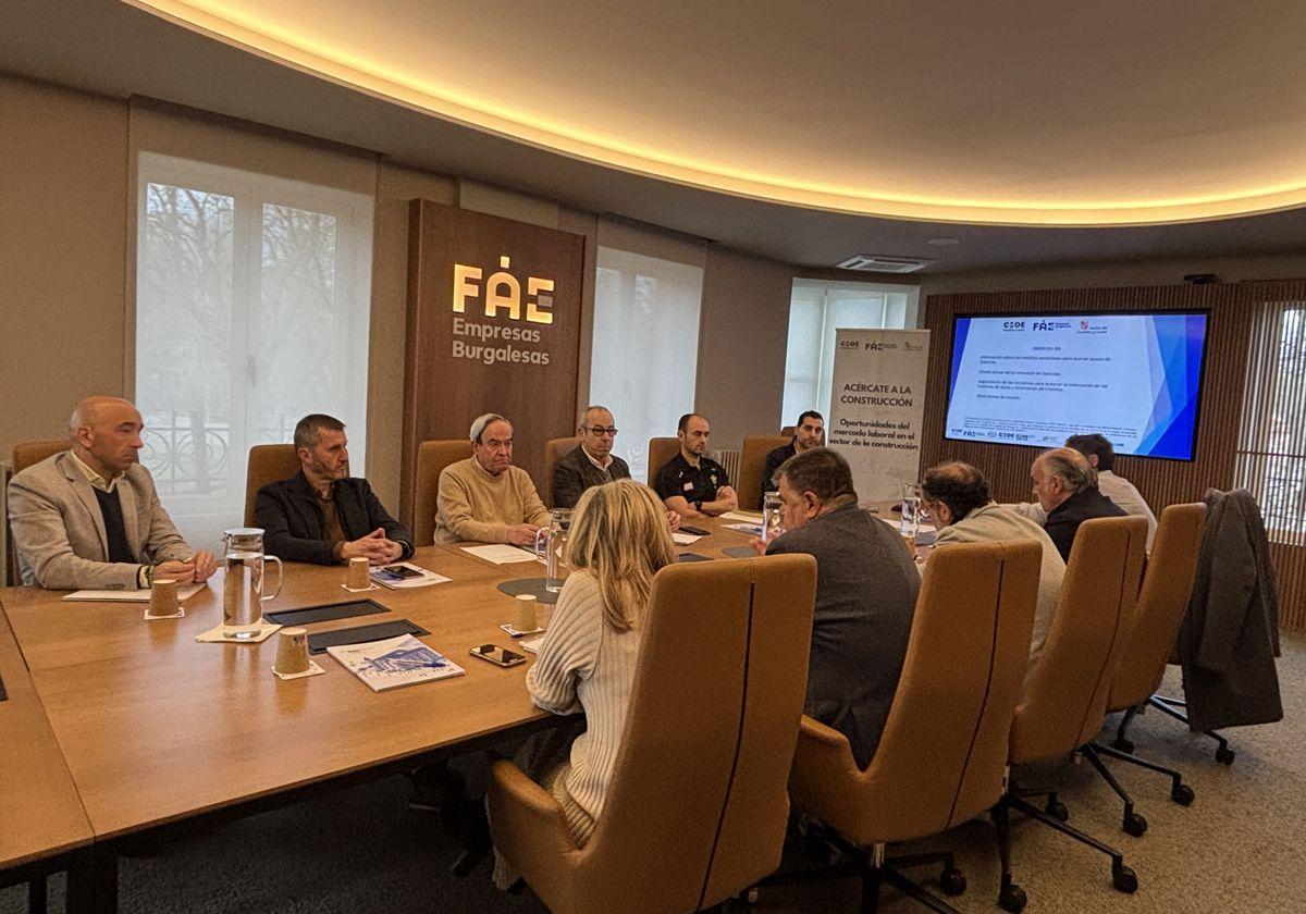 Reunión de miembros de FAE con representantes del Ayuntamiento de Burgos.