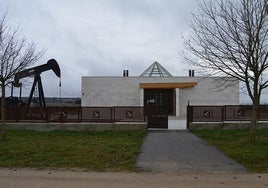 Entrada al Museo del Petróleo.