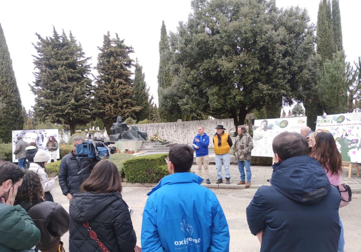 Ofrenda floral a Félix Rodríguez de la Fuente en su mausoleo