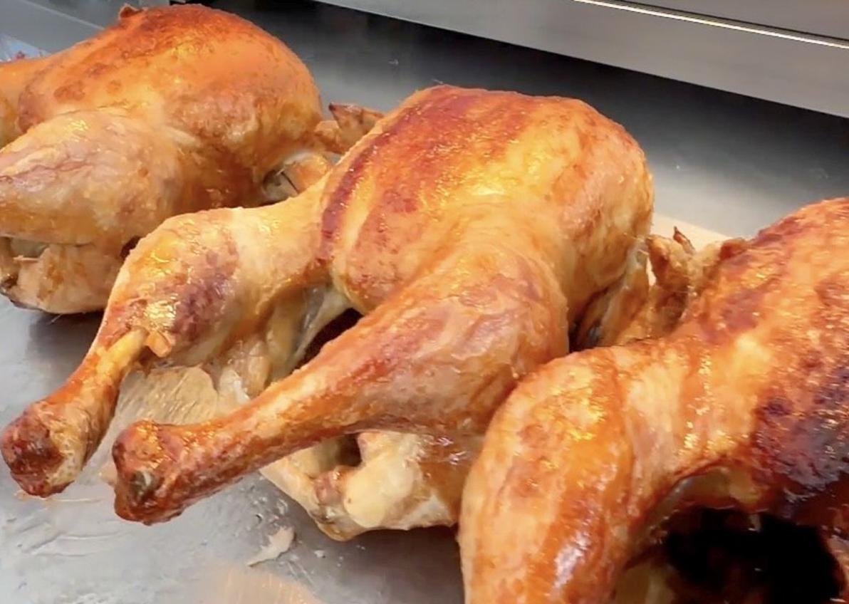 Imagen secundaria 1 - El nuevo asador de pollos que triunfa en Burgos