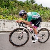 Daniel Cavia, al ataque en la cuarta etapa, vistiendo el maillot verde.