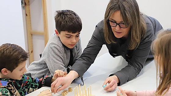 La terapia con juegos de mesa para niños con discapacidad que promueve un centro de Burgos