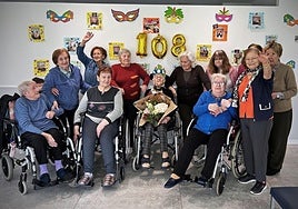 Pilar, en el centro de la imagen, acaba de cumplir 108 años.