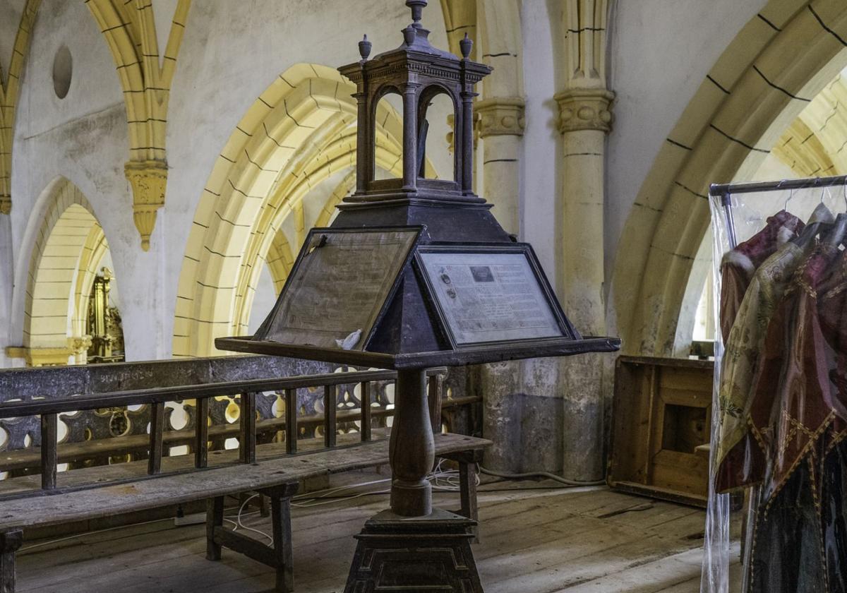 El facistol del coro, el gran atril usado para sostener los libros de canto. Tanto el coro como el elemento están deteriorados.