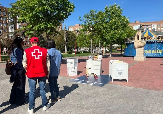 Voluntarios de Cruz Roja conciencian a los vecinos de Miranda sobre la importancia de contar con familias de acogida.