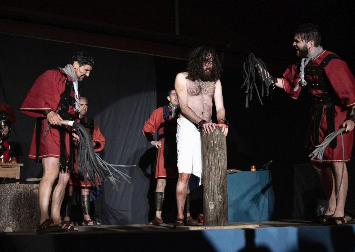 Imagen secundaria 1 - Villalbilla de Burgos revive la Pasión de Cristo con su emocionante Vía Crucis Viviente