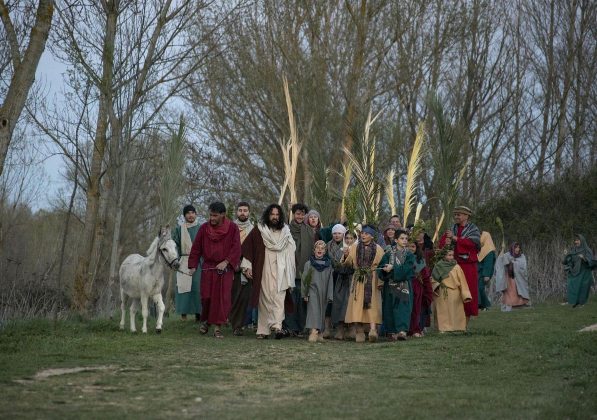 Imagen principal - Villalbilla de Burgos revive la Pasión de Cristo con su emocionante Vía Crucis Viviente