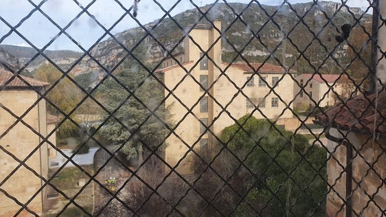 El edificio tras la reja de otra ala del psiquiátrico.