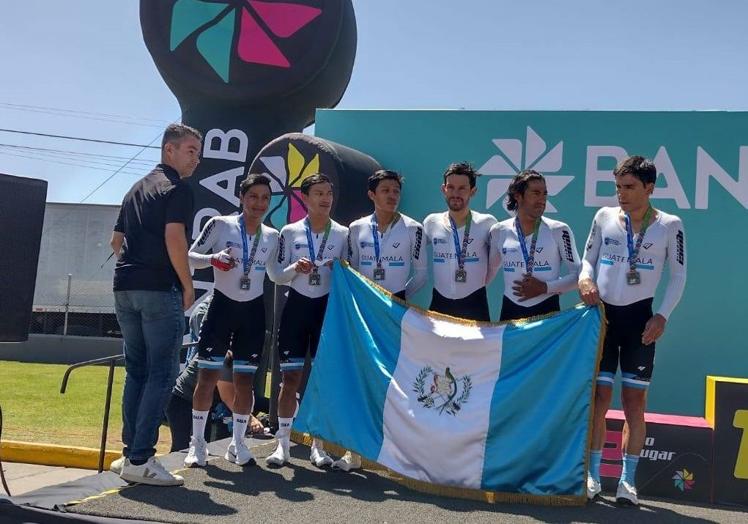 La selección de Guatemala, en el podio de la contrarreloj por equipos.
