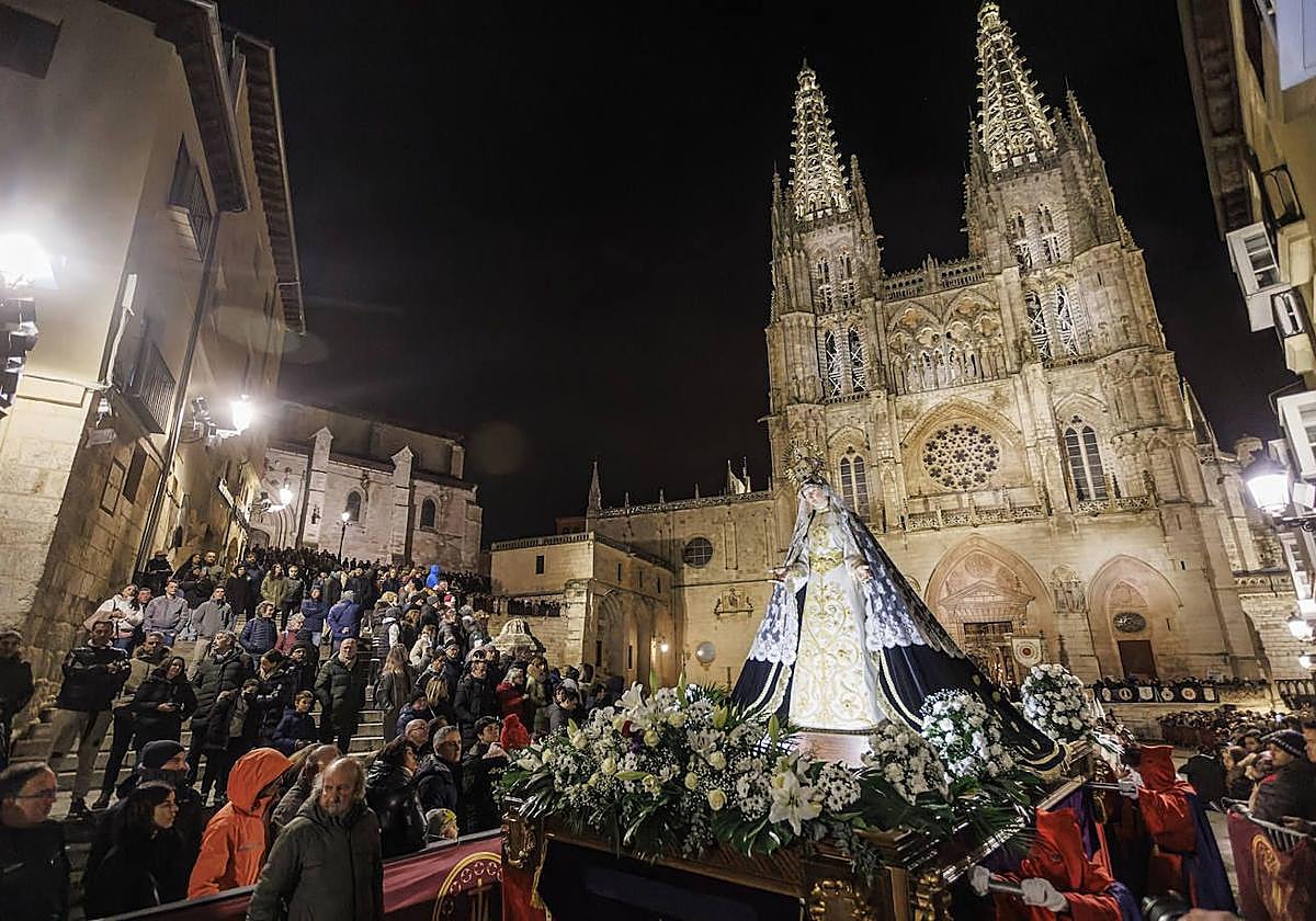 Momento de la Semana Santa de Burgos frente a la Catedral.