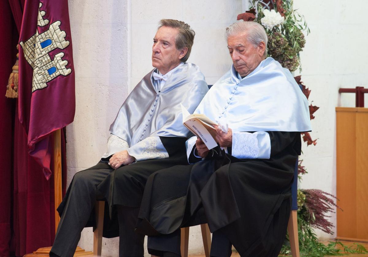 Mario Vargas Llosa junta a Iñaki Gabilondo el día que fueron nombrados doctores honoris causa por la UBU.