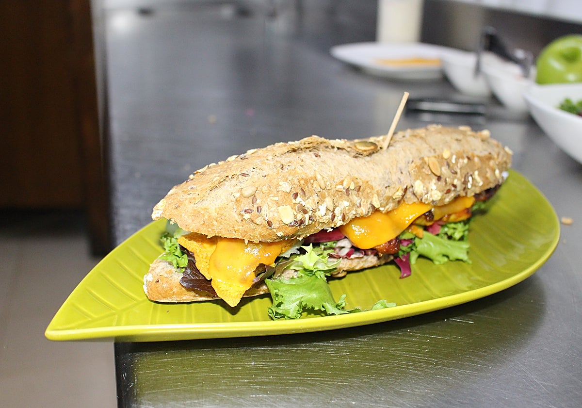 Imagen principal - 'Corral' es un bocadillo que siempre ha tenido éxito en la carta de Botánico