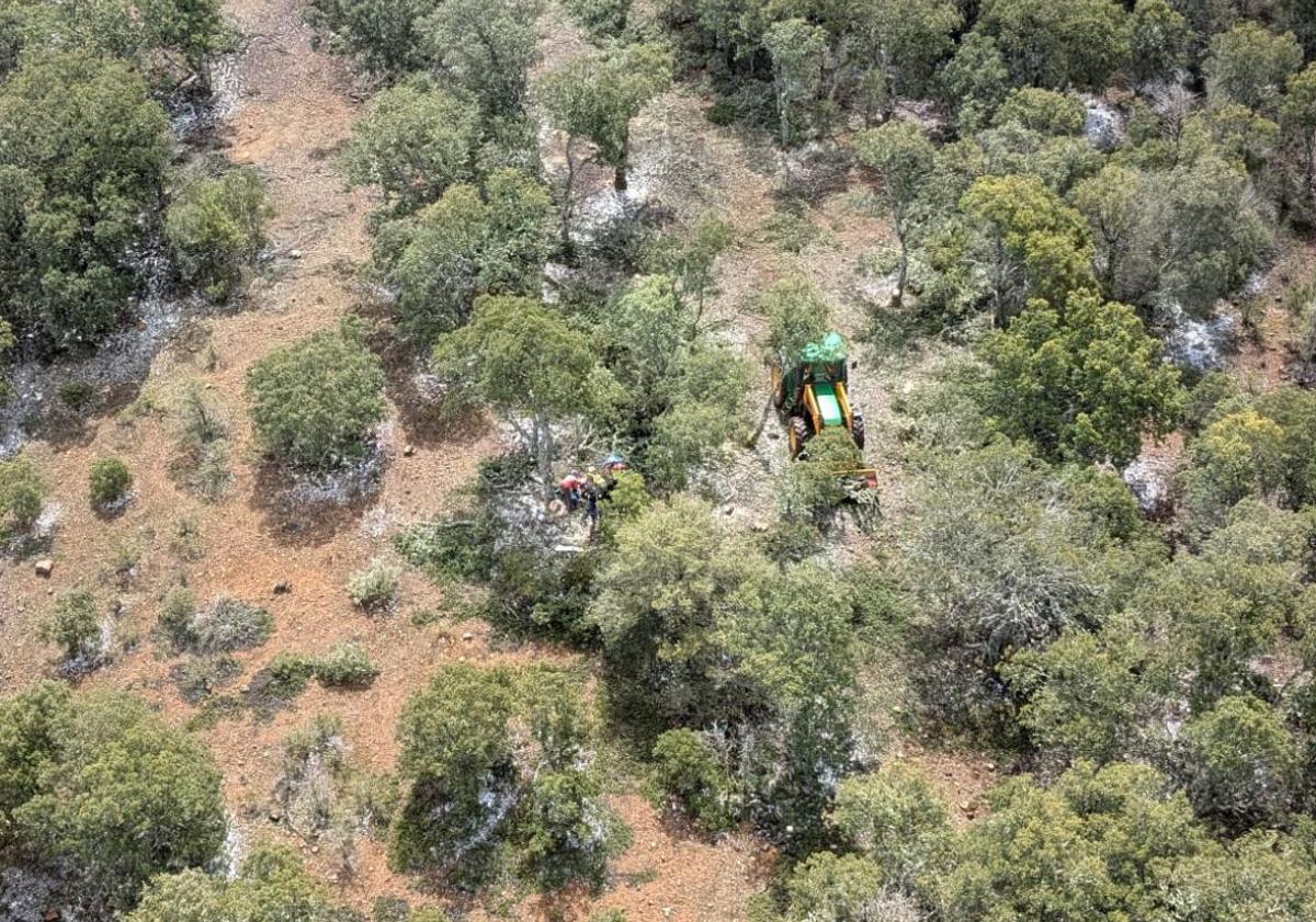 Imagen principal - Imágenes del rescate del hombre herido. 