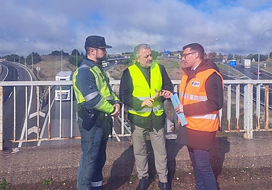 Presentación de la Operación Salida con el subdelegado del Gobierno en Burgos, Pedro de la Fuente, acompañado del jefe provincial de Tráfico en Burgos, Raúl Galán, y el teniente del subsector de tráfico de la Guardia Civil, José María Izquierdo.